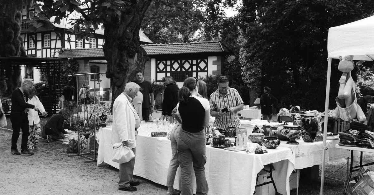 Scène de marché de rue animé à Nancy, France avec des personnes explorant des étals.