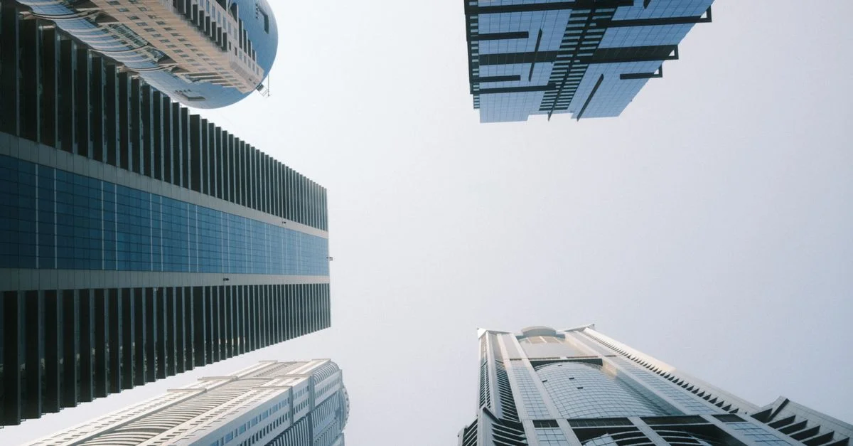 Vue captivante vers le haut des gratte-ciels modernes à Dubaï, mettant en valeur les merveilles architecturales de la ville.