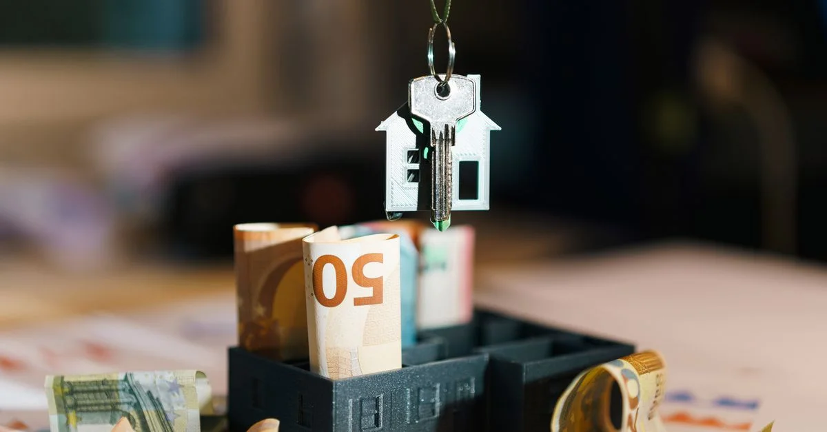 La clé de maison sur des billets Euro symbolise l'investissement immobilier et la planification financière.