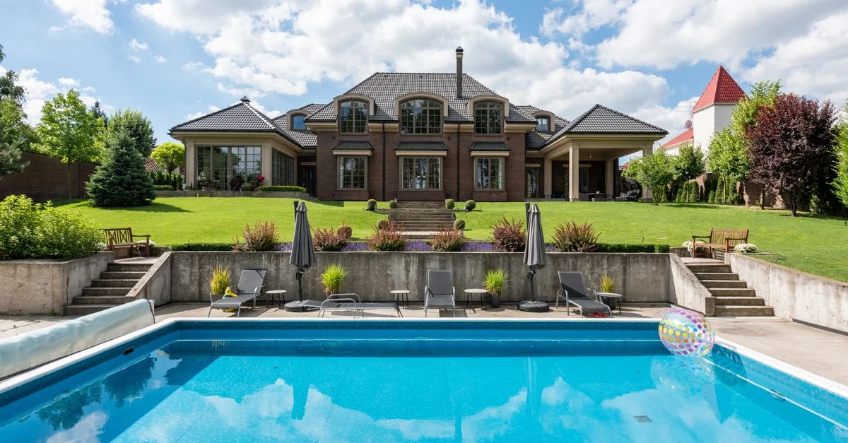 Magnifique manoir avec une piscine étincelante et un jardin bien entretenu, idéale pour une vie de luxe.