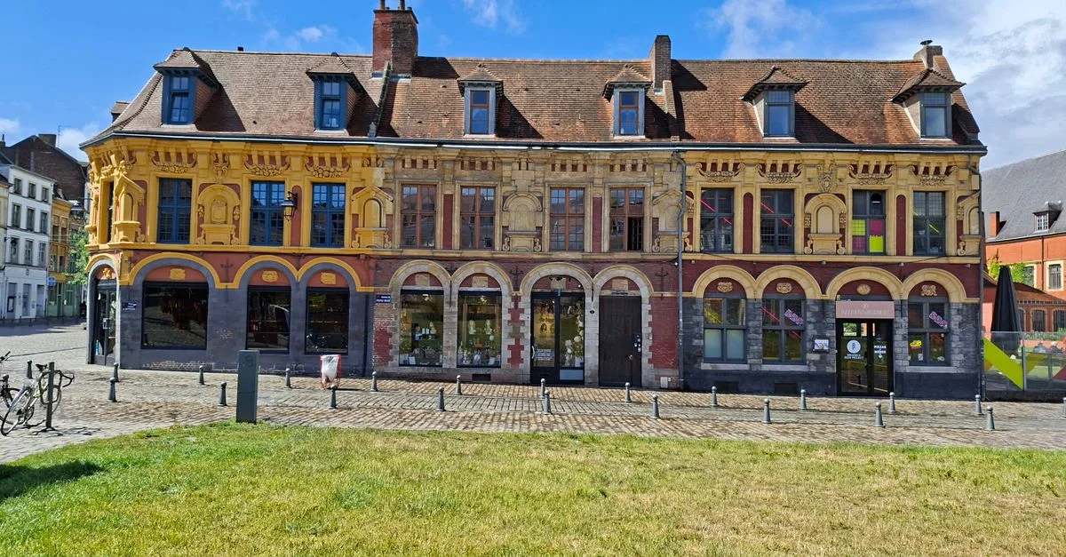 Charmant bâtiment de style flamand situé sur la pittoresque place de la vieille ville de Lille.