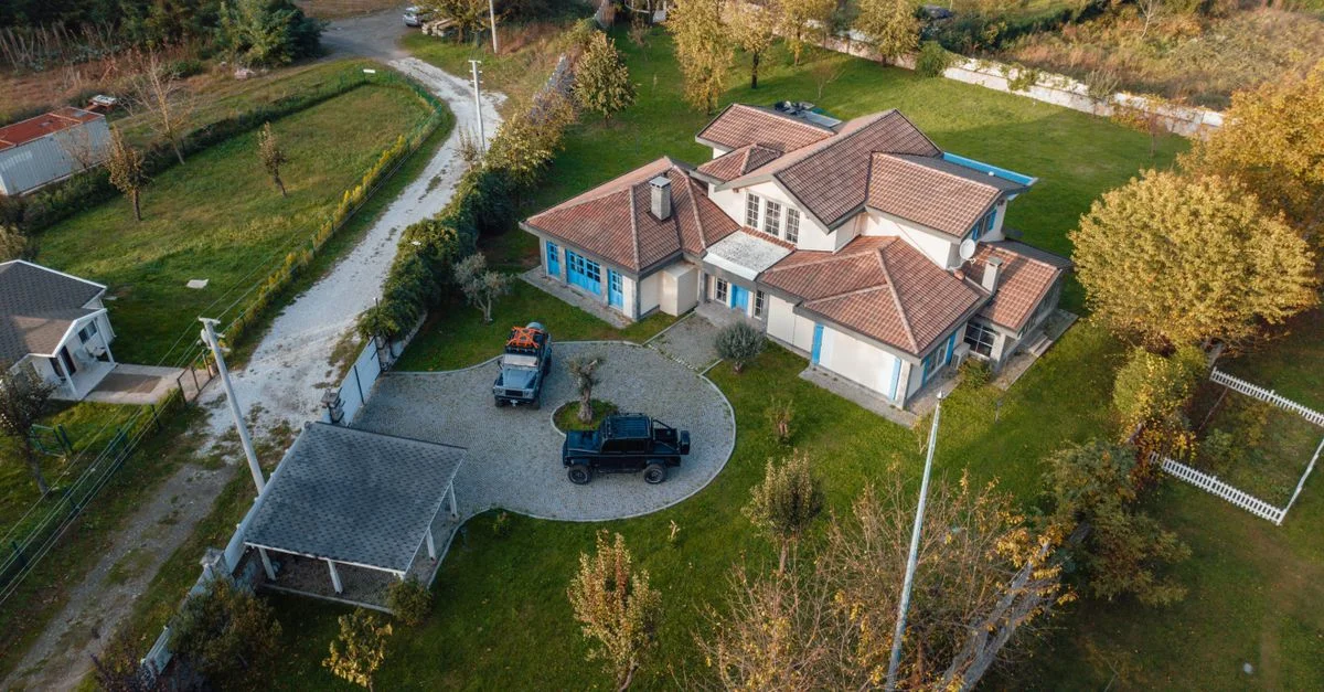 Vue aérienne d'une maison luxueuse entourée de verdure à İzmit, en Turquie.