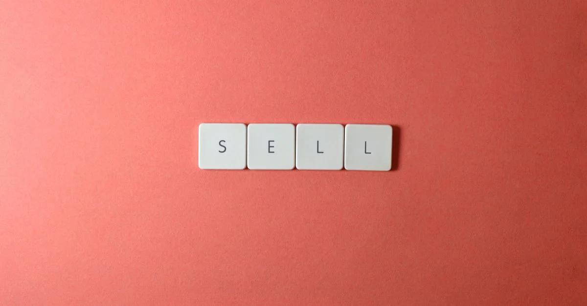 Gros plan sur des touches de clavier écrivant 'sell' sur un fond rouge, design minimaliste.